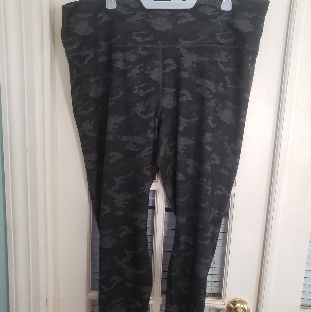 Fabletics cropped workout pant